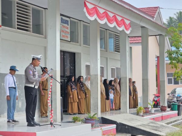 Pembina Upacara dari Polres Tojo Una-Una Sampaikan Edukasi Tertib Berlalu Lintas di SMKN 3 Ampana Kota